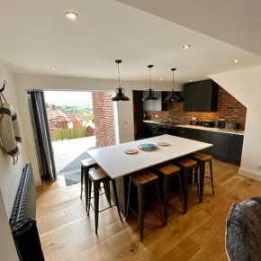Aboos Cottage - Luxury Renovated Home with Parking